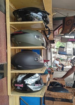 बाजारों में बिक रहे अमानक हेलमेट, दुर्घटना से बचाव नहीं, चालान से बचने के लिए
फुटपाथ वेंडरों से खरीद रहे लोग - image
