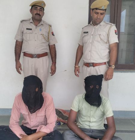 The miscreants came to rob the earrings with their faces covered with cloth, during the fight with the woman the mask of the miscreants came off, police caught two of them