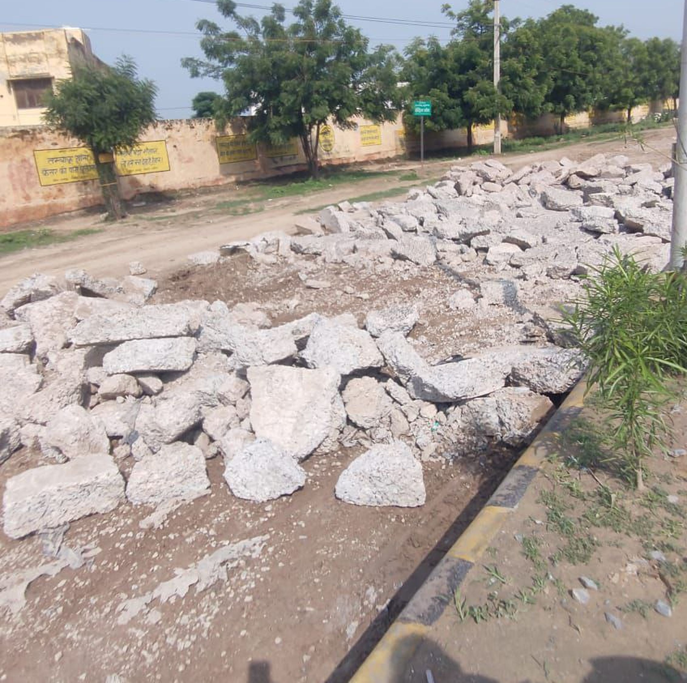 भ्रष्टाचार का मलबा, उखाड़ रहे सडक़