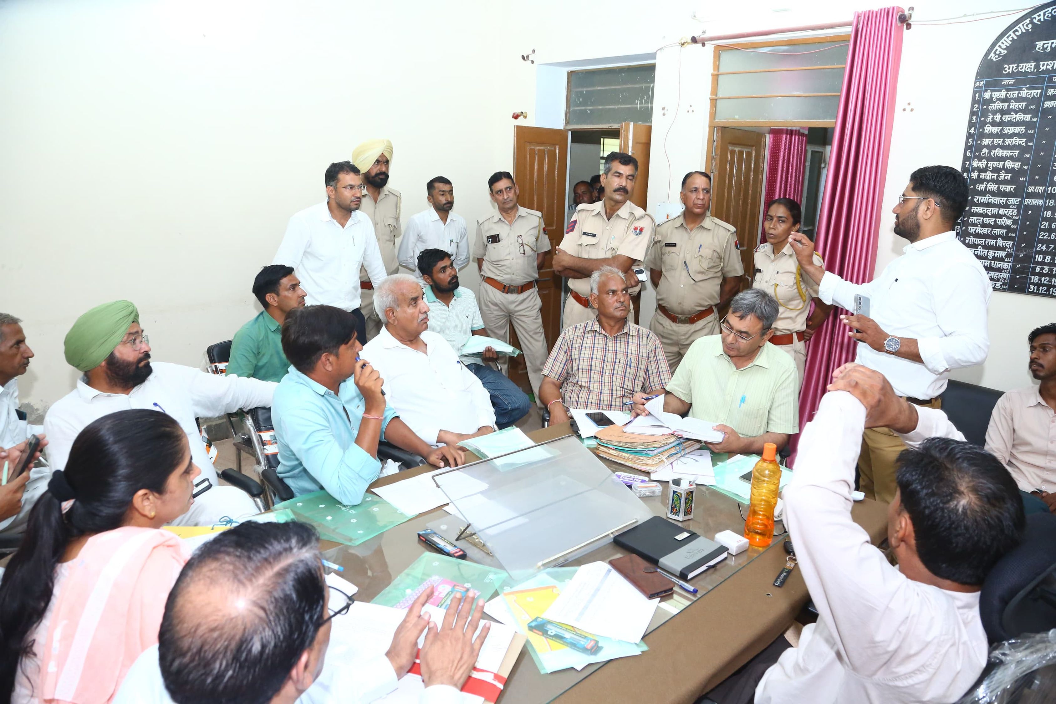 सहकारी भूमि विकास बैंक में किसान हित दरकिनार, आपस में उलझे