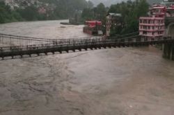 Himachal Pradesh: हिमाचल में भारी बारिश से बुरा हाल, नदियों में तब्दील हुईं 220
सड़कें; यहां देखें प्रभावित रास्तों की लिस्ट - image