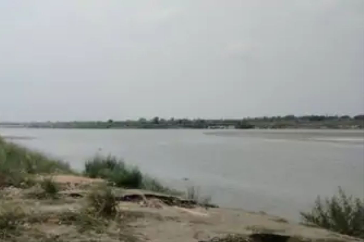 यूपी में बाढ़ का अलर्ट! 24 घंटे में एक मीटर बढ़ा गंगा का जलस्तर, प्रशासन सतर्क