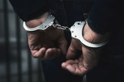 वाराणासीः इंटरनेट से खोजी आर्मी अधिकारियों की आईडी, बना एनएसजी कमांडों और 25
महिलाओं के साथ कर दिया कांड - image