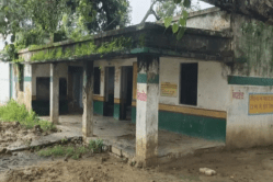 वाराणसी के स्कूलों की हालत बदहाल, भीगती छतों के नीचे हो रही पढ़ाई - image