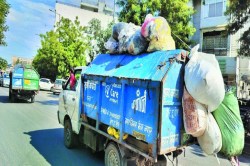 कैसे चमकेंगे हम… हूपर पूरे, काम अधूरे… मनमर्जी से घर-घर आते, पुराने ढर्रे पर
कचरा उठाते - image