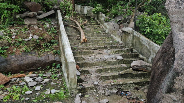 CG News: डोंगरगढ़ मां बलेश्वरी मंदिर में बड़ी घटना, सीढ़ियों पर गिरा सात फीट ऊंचा चट्टान, बादल गरजने जैसी आई आवाज