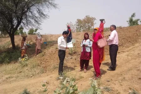 मरनेगा में मस्टररोल की जांच करते अधिकारी, पत्रिका फोटो