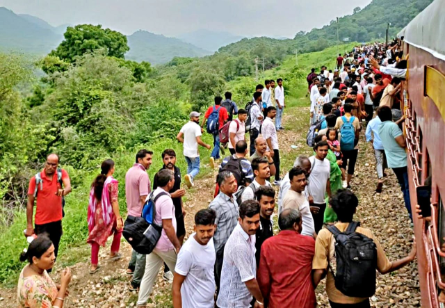 मेवाड़ के कश्मीर गोरमघाट पर जाने के लिए उमड़े सैलानी, पत्रिका फोटो