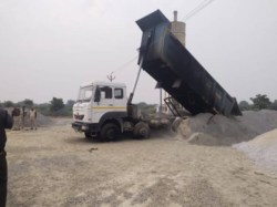 बुरहानपुर में दर्दनाक हादसा,गिट्टी डस्ट के ढेर में दबने से दो मासूम बच्चों की
मौत, खिलौने दिखने पर ढूंढा तो मिले शव - image