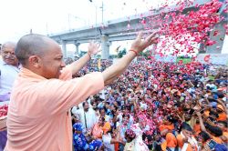 सीएम योगी ने कांवड़ियों पर बरसाए फूल, बोले- जो बदनाम करेगा, वो नहीं बचेगा - image