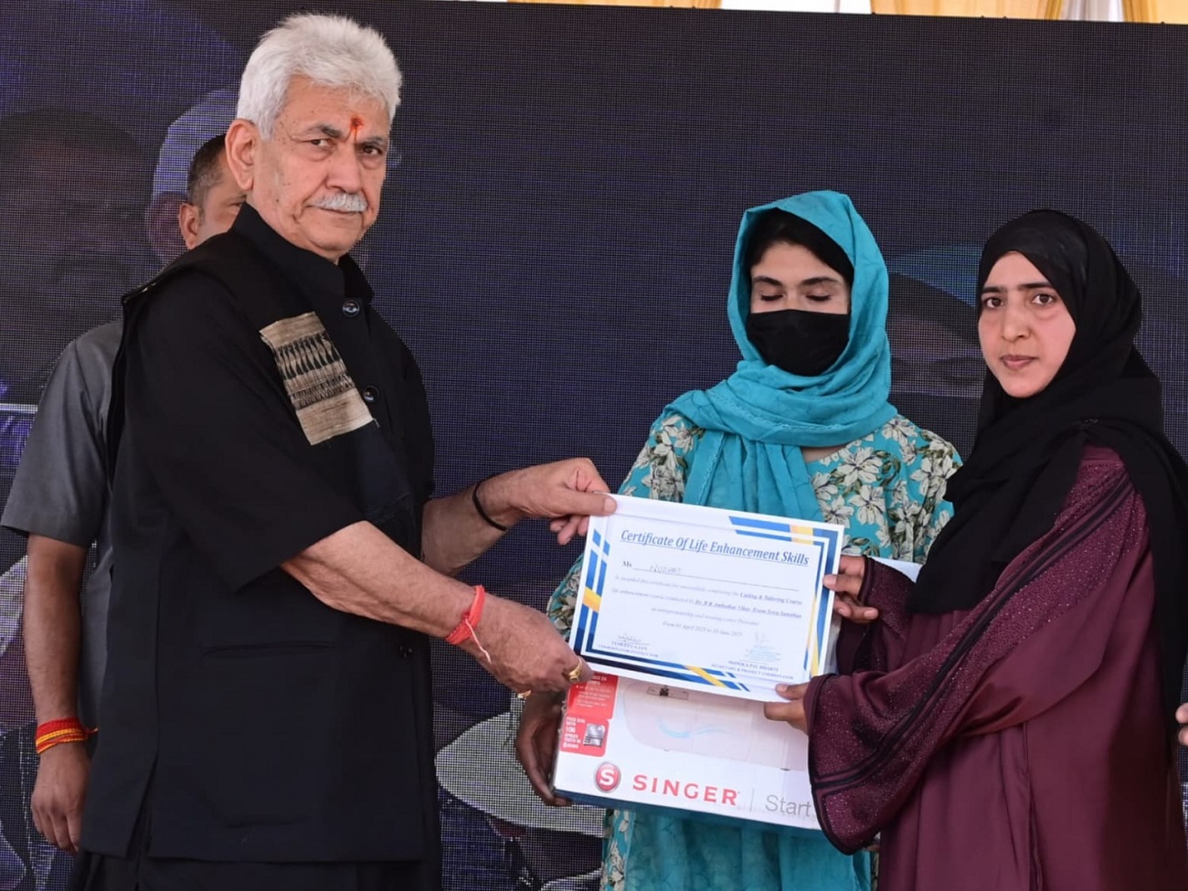jammu kashmir : व्यावसायिक प्रशिक्षण पूरा करने वाली महिलाएं सम्मानित