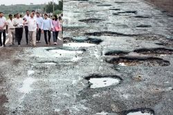 झुंझुनूं: NH 52 को जोड़ने वाली सड़क उद्घाटन से पहले ही 2 बार टूटी, 20 मीटर दूरी
में नामोनिशान ही खत्म हो गया - image