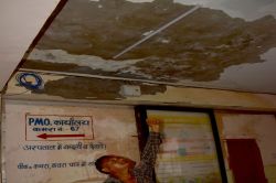 स्कूलों के साथ अस्पताल भवन भी सुरक्षित नहीं, आए दिन गिरता प्लास्टर - image
