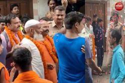 हिंदू-मुस्लिम भाईचारे की मिसाल बना जोगीनवादा, हरिद्वार गंगाजल लेने गए कांवड़ियों
पर मुस्लिम समुदाय ने बरसाए फूल, पहनाई मालाएं - image