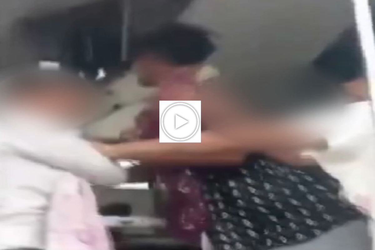 मोबाइल चार्जिंग को लेकर 2 महिलाओं के बीच ताबड़तोड़ चले लात-घूंसे; बस में हुए
बवाल का देखें Video