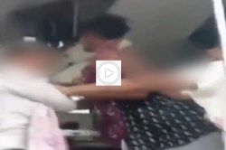 मोबाइल चार्जिंग को लेकर 2 महिलाओं के बीच ताबड़तोड़ चले लात-घूंसे; बस में हुए
बवाल का देखें Video - image