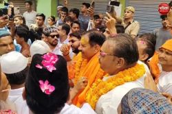 अतिसंवेदनशील बरेली का जोगीनवादा: कड़े पहरे में कांवड़ियों पर बरसे फूल, मुसलमानों
ने किया स्वागत, लगाए भारत माता के नारे - image