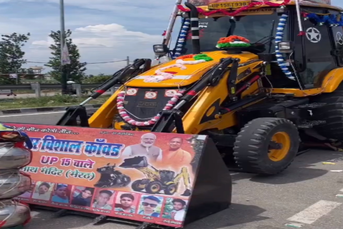 Sawan Kanwar Yatra 2025: ‘बुलडोजर बाबा’ की कांवड़ यात्रा! JCB पर CM योगी की
तस्वीर लगाकर पहुंचे कांवड़िए