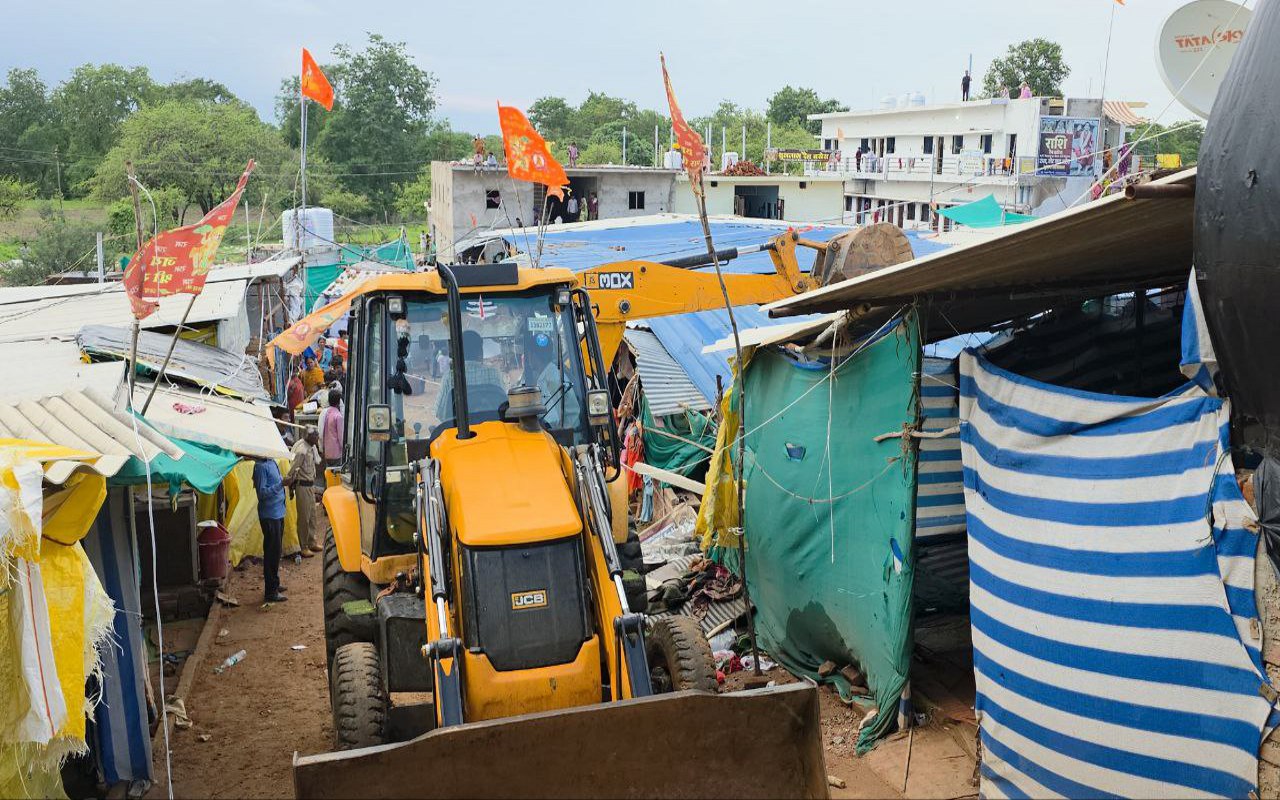 बागेश्वर धाम गढ़ा के बाजार में छापेमारी: 27 बिजली कनेक्शन कटे, 11 प्रतिष्ठानों
से गैस सिलेंडर जब्त