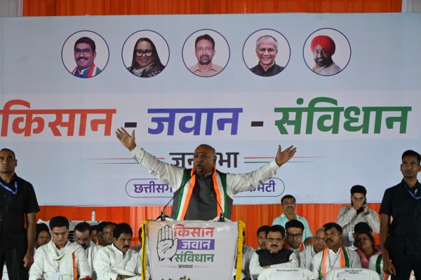 राजधानी रायपुर के साइंस कॉलेज मैदान में किसान, जवान, संविधान सभा को संबोधित करते कांग्रेस के राष्ट्रीय अध्यक्ष मल्लिकार्जुन खरगे।