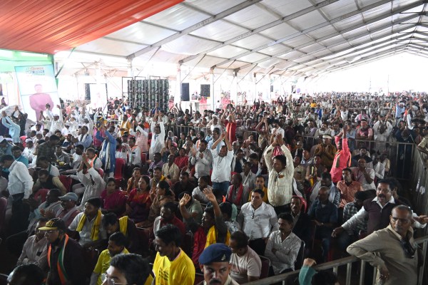 राजधानी रायपुर के साइंस कॉलेज मैदान में किसान, जवान, संविधान सभा में कांग्रेस के समर्थक।