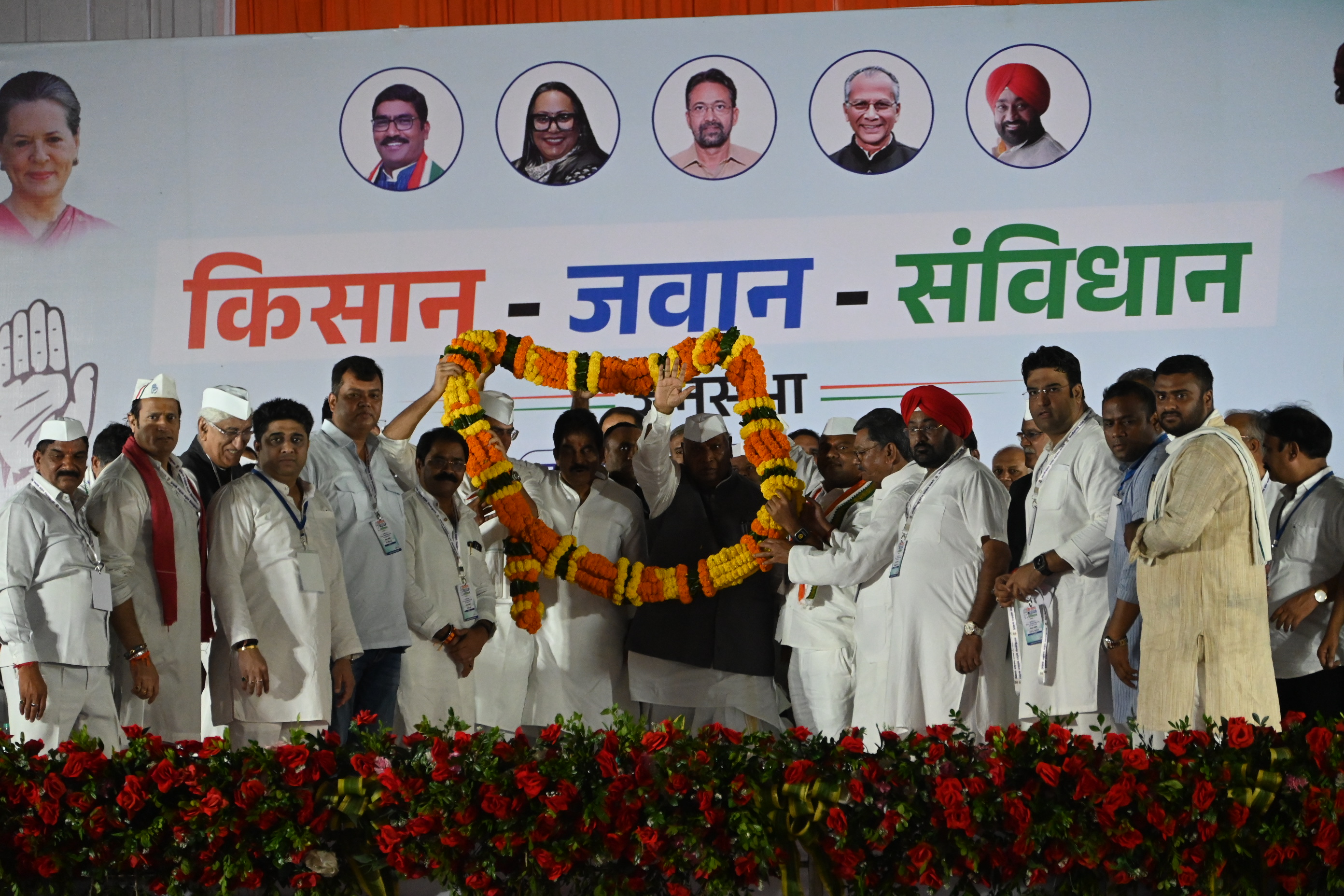 Political News : छत्तीसगढ़ की राजधानी रायपुर में कांग्रेस के राष्ट्रीय अध्यक्ष
के तीखे तेवर