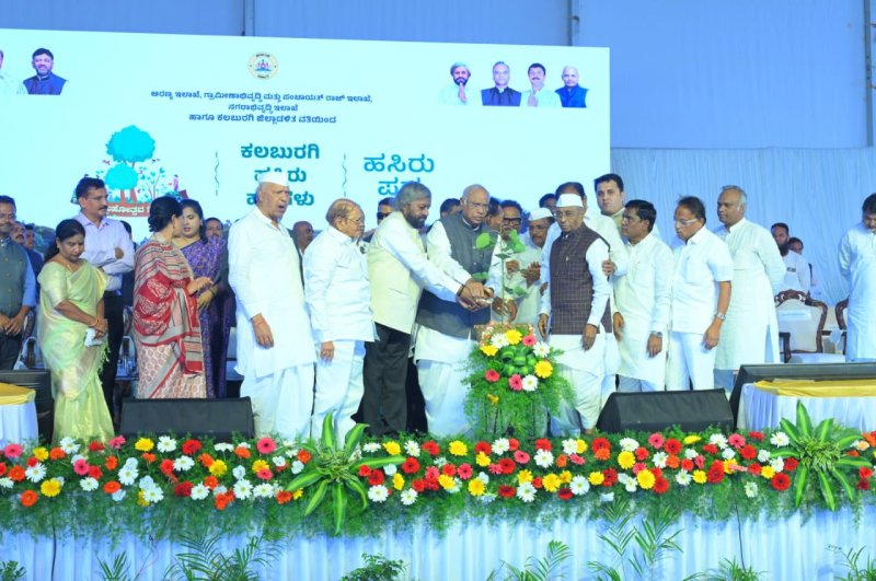 Political News: खरगे की सभा के बहाने रायपुर के कांग्रेसी नेता अपना नम्बर बढ़ाने की जुगत में