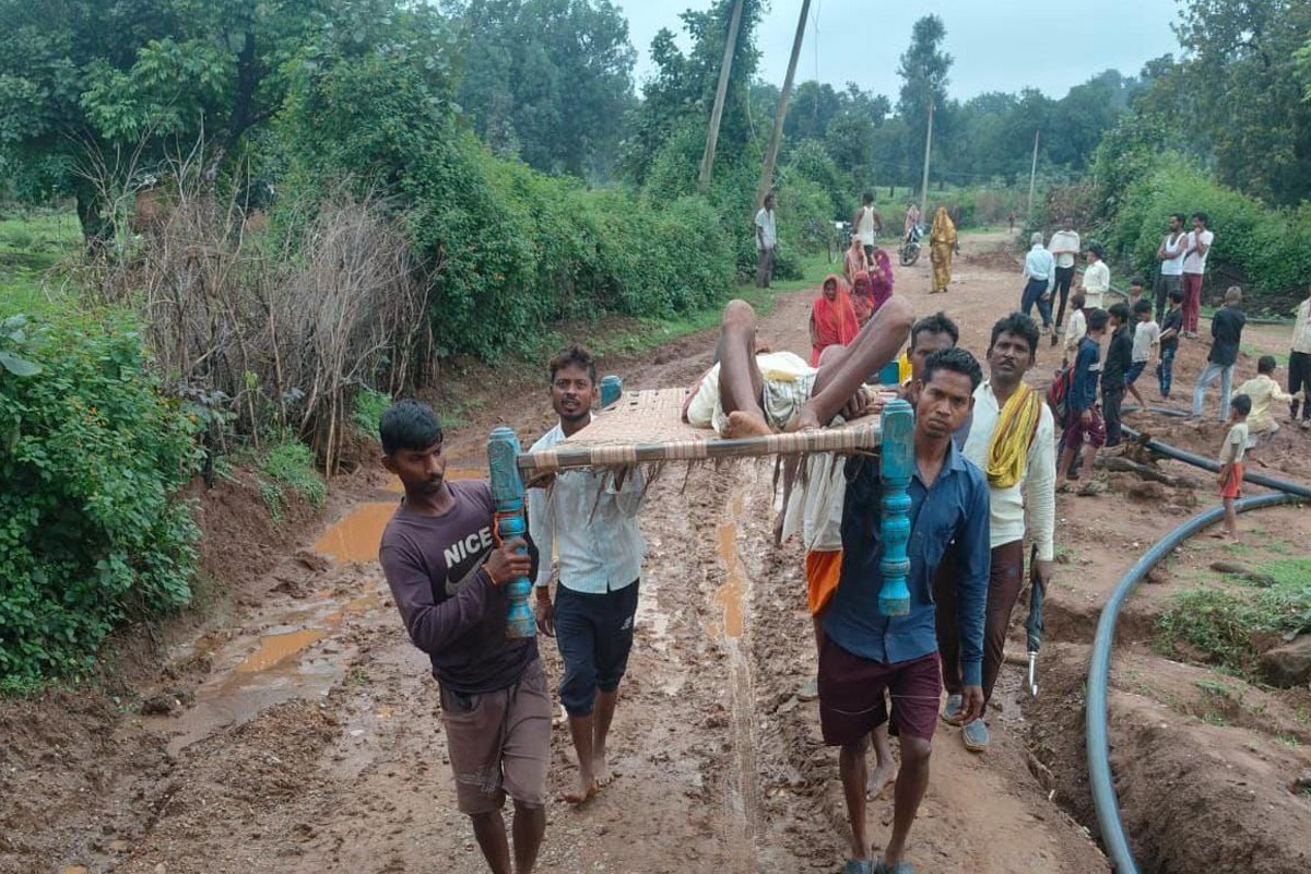 एंबुलेंस नहीं आई तो घायल वृद्ध की जान बचाने चारपाई में लादकर 1.5 किमी चले
ग्रामीण