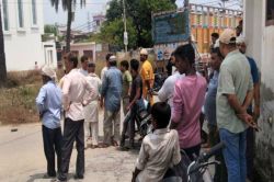 किन्नर के शव को दफनाने पर बवाल, मोहल्ले में बढ़ा तनाव, पुलिस के हस्तक्षेप से हुआ
शांतिपूर्वक अंतिम संस्कार, जानिए पूरा मामला - image