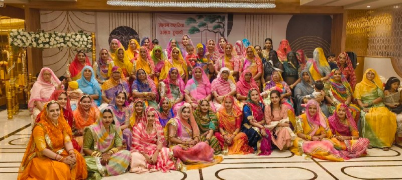 हुब्बल्ली (कर्नाटक) में बुधवार को लहरिया महोत्सव के दौरान परम्परागत वेशभूषा में राजस्थानी महिलाएं।