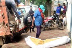लावारिस लाश से अमानवीयता की हदें पार, कचरा ढोने वाली ट्राली में शव ले गया
प्रशासन - image