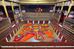 प्रयागराज में फिर गहराया बाढ़ का खतरा; लेटे हुए हनुमान जी के ‘चरणों’ तक पहुंची
गंगा - image