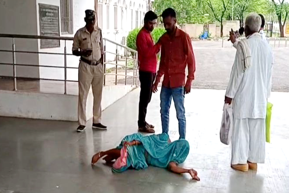 सड़क पर लौट लगाते हुए कलेक्टर जनसुनवाई में पहुंची महिला, सरपंच पर लगाए गंभीर
आरोप