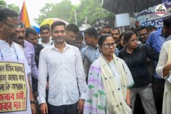 बारिश के बीच कोलकाता में सड़क पर उतरीं सीएम ममता बनर्जी, BJP और EC पर भी साधा
निशाना, जानें क्या है पूरा मामला - image