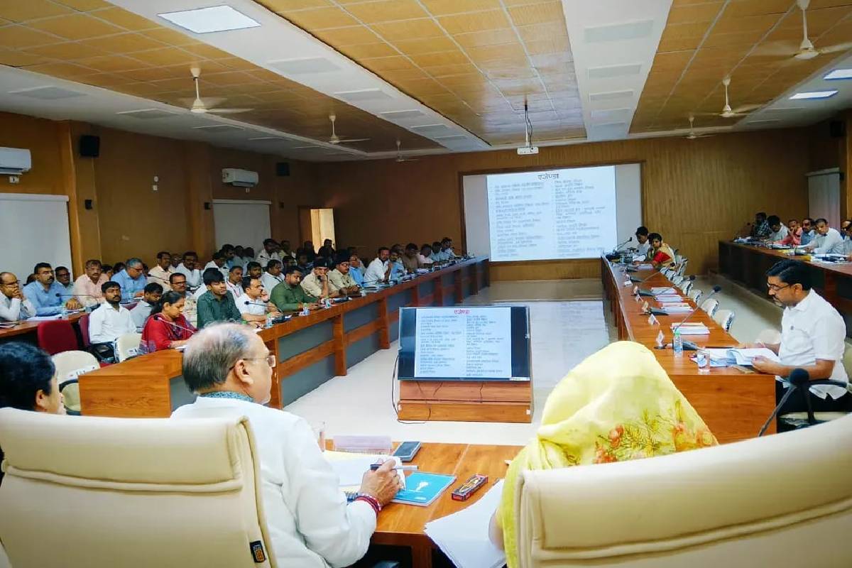 बैठक में नाराज हुए सांसद, सिर झुकाए बैठे रहे अफसर-कर्मचारी और ठेकेदार…