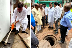 गंदगी देख भड़के मंत्रीजी, फावड़ा लेकर खुद कर डाली नाली की सफाई, चौंक गए अफसर - image