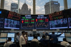 Share Market: सेंसेक्स में 1100 अंक की रिकवरी.. फिर 300 अंक की गिरावट, समझिए
अमेरिकी टैरिफ पर निवेशकों का रिस्पांस - image