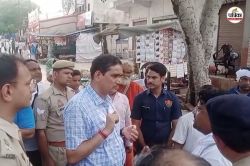 गोवर्धन परिक्रमा मार्ग पर ड्यूटी निभाता ‘सच्चा सिपाही’, ई-रिक्शा से जा रहे
डीएम-एसएसपी को रोका, जमकर हो रही तारीफ  - image