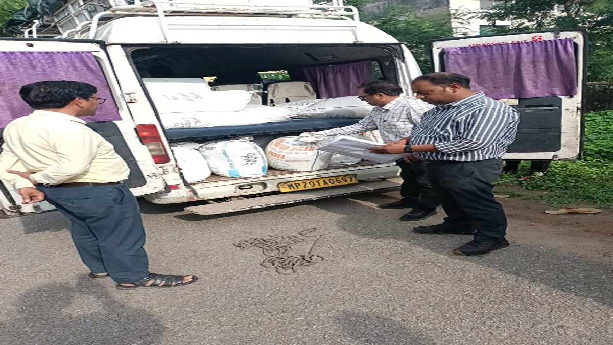 15 डलिया मावा, 9 डलिया मीठा मावा जब्त, मोर बाजार से टीकमगढ़ के लिए किया था लोड,
पर्दे लगाए ताकि कोई देख न सके