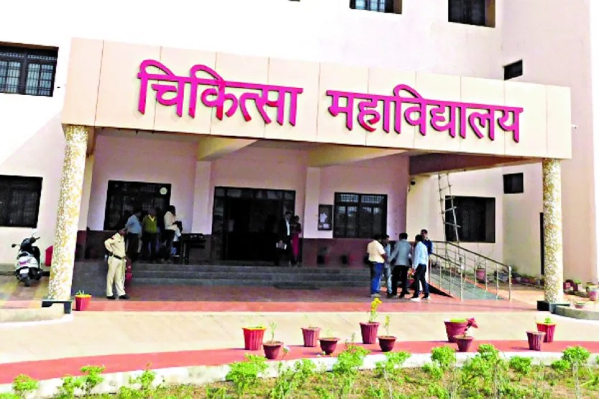गर्ल्स हॉस्टल की छात्राएं अचानक करने लगी उल्टियां, 6 की बिगड़ी हालत, अस्पताल में
हुए भर्ती
