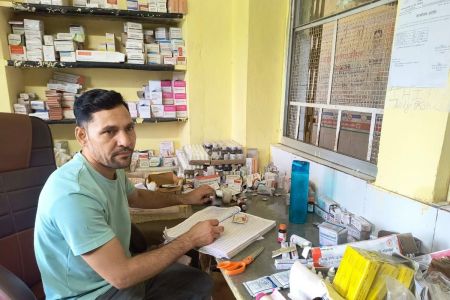 अस्पताल की जर्जर हालत, बारिश में टपक रही छत