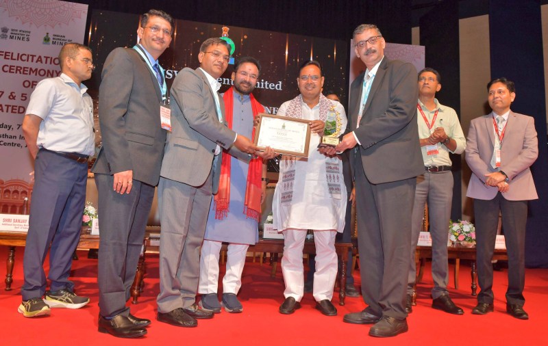 मुख्यमंत्री भजनलाल शर्मा और केंद्रीय कोयला एवं खान मंत्री जी. किशन रेड्डी ने राजस्थान इंटरनेशनल सेंटर में आयोजित "स्टार रेटिंग ऑफ माइन्स" पुरस्कार समारोह में हिस्सा लिया। फोटो-पत्रिका।