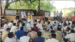 एमपी में खाद में बड़ा खेल, 450 में कैसे बेच रहे 266 की बोरी, विधायक ने खोली पोल - image