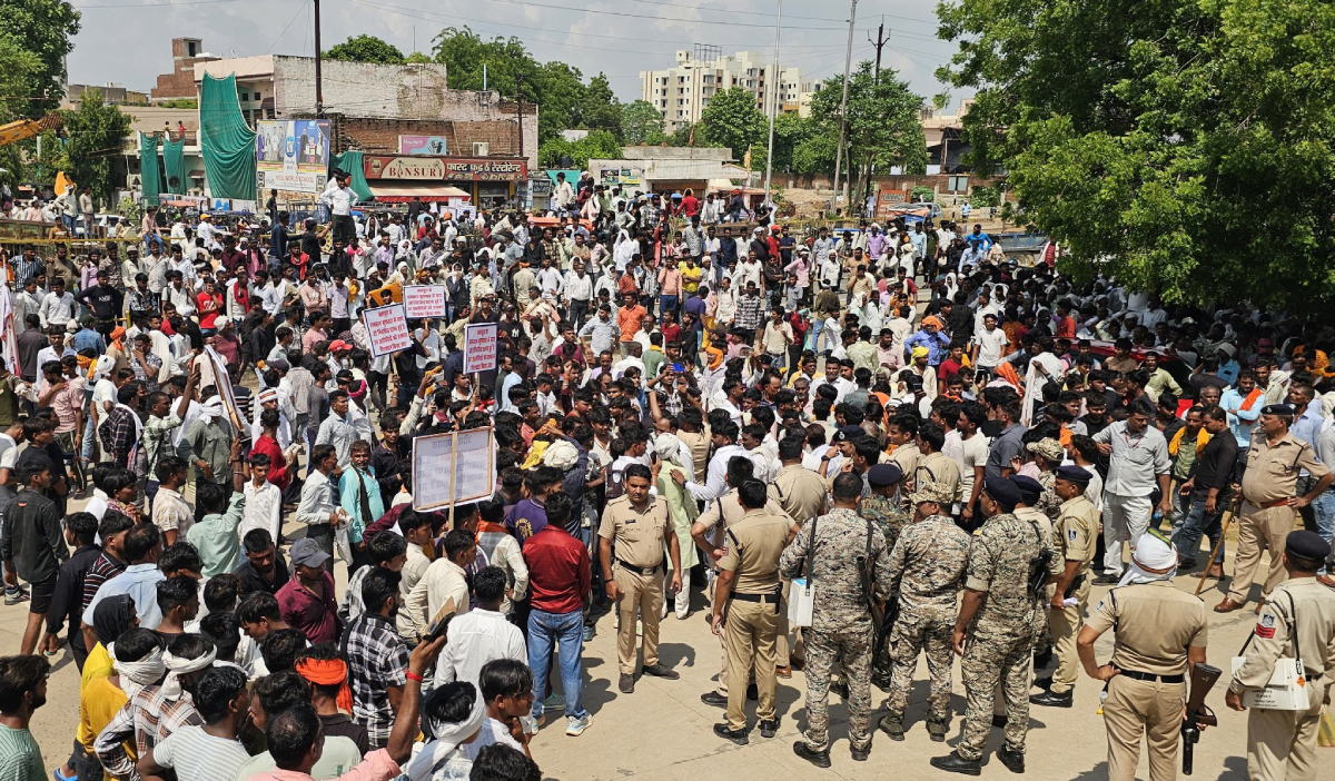 मुरैना में बवाल, विधायक पर संगीन आरोप लगाती भीड़ पर पुलिस ने लाठियां बरसाईं, कई
घायल