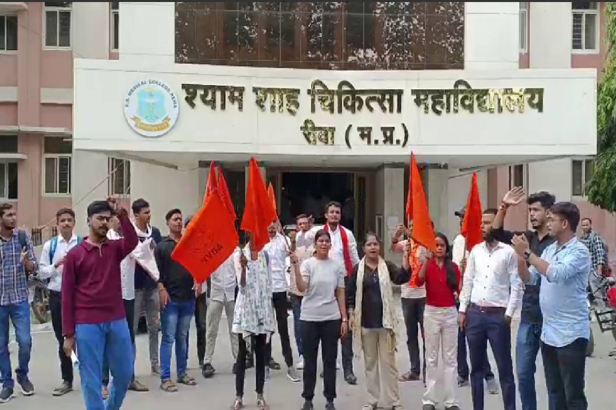 डीन कार्यालय में ABVP का प्रदर्शन, धरने पर बैठे कार्यकर्ता