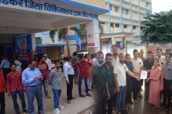 अतिक्रमण हटाने पहुंचे तहसीलदार का डॉक्टर से विवाद, भारी हंगामा और झूमाझटकी - image