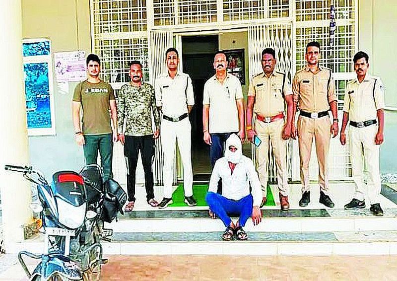 राजस्थान से मध्यप्रदेश अफीम ले जा रहे एक युवक को एमपी पुलिस ने गिरफ्तार कर उसके कब्जे 608 ग्राम अफीम बरामद की हैं। इसकी कीमत लगभग दो लाख रूपए बताई जा रही हैं। इसमें प्रयुक्त बाइक भी जब्त कर ली है।
