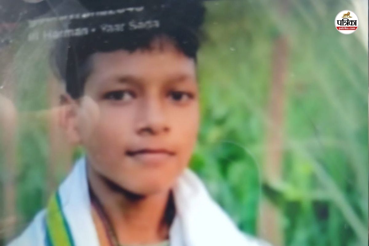 UP Crime : पेड़ से लटका मिला 16 साल के लड़के का शव, गांव के ही बाप-बेटे पर हत्या
का शक