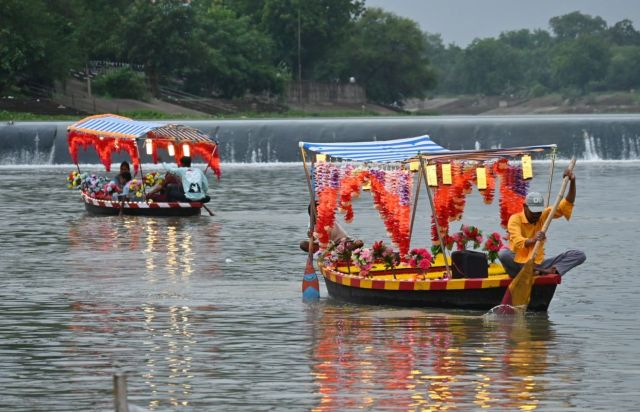 राजधानी रायपुर की खारुन नदी के तट पर महादेव घाट का नजारा।