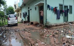 महोबा रोड की कॉलोनियों के बुरे हाल, कचरे के ढेर, सडक़ों पर जलभराव से हलाकान - image